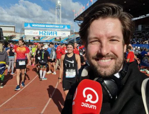 Reporter voor Qmusic tijdens Amsterdam Marathon (oktober 2022)